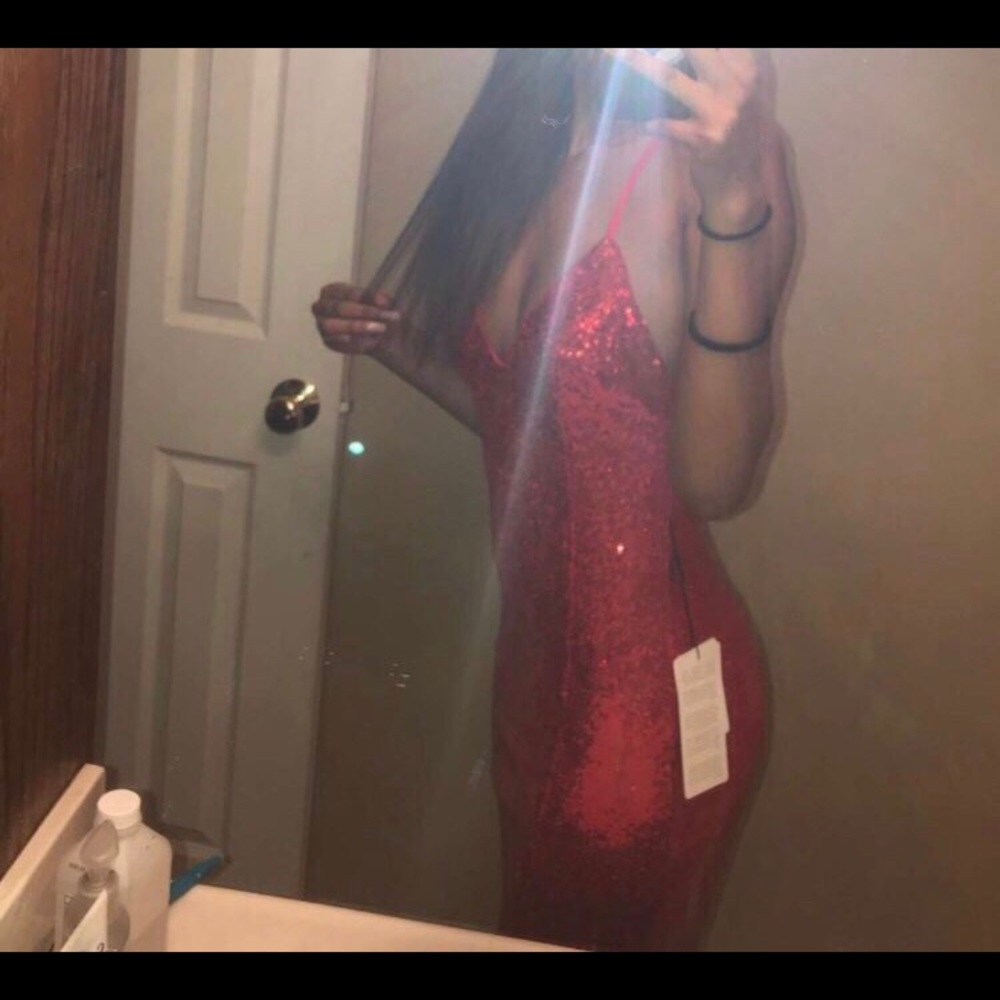 Beautiful RED prom dress - Picture 4 of 4